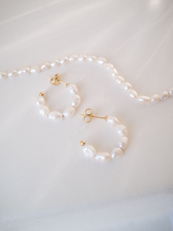 Organic Pearl Perlenohrringe mit 14K vergoldetem Edelstahl und natürlichen Süßwasserperlen, elegant und feminin von PURELEI.