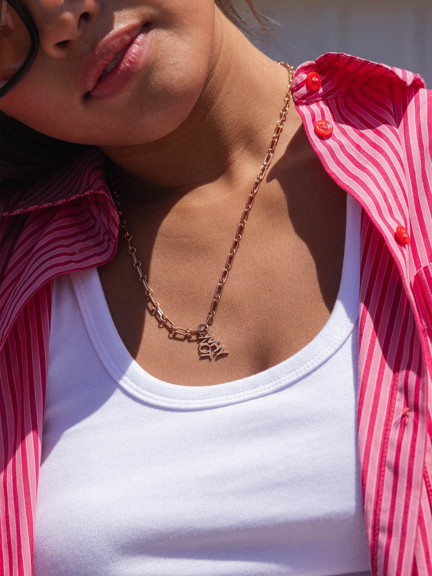 Roségoldene Kette mit Anhänger, getragen auf weißem Top, umgeben von sonniger Stimmung – PURELEI.