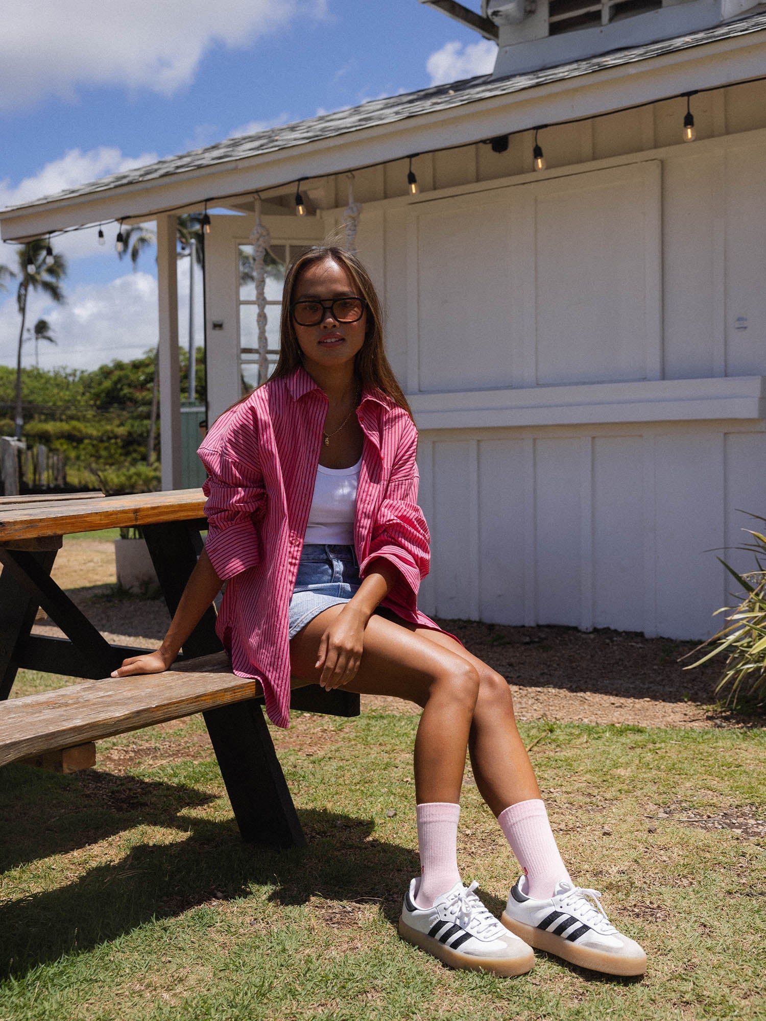 Frau in gestreiftem Shirt und Shorts, entspannt im Freien, PURELEI inspiriert.
