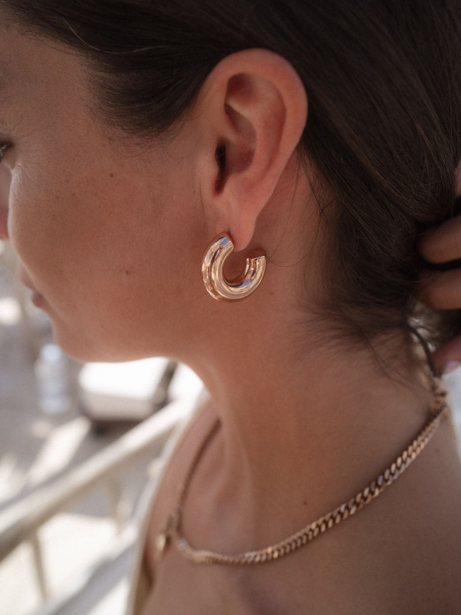 PURELEI Small Stellar Glow Ohrringe in Roségold, strukturierte Creolen, elegant am Ohr getragen, feminine Leichtigkeit.