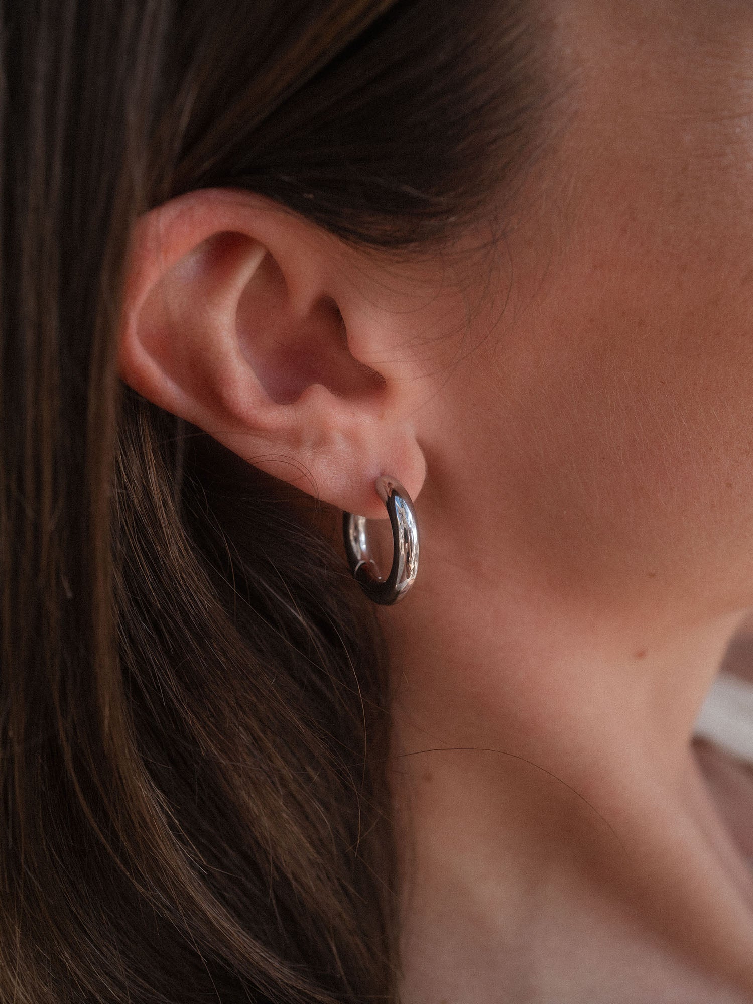 PURELEI Small Glamorous Ohrringe in Silber, glänzend, cleane Creolen am Ohr, zeitlose Eleganz.