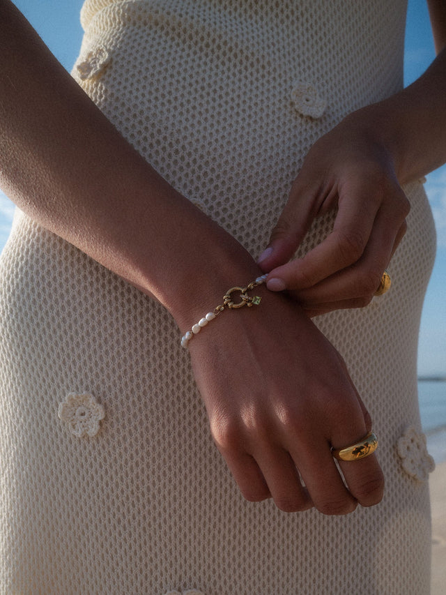 Charm Armband mit Perlen aus vergoldetem Edelstahl und Süßwasserperlen, elegant am Handgelenk, PURELEI.