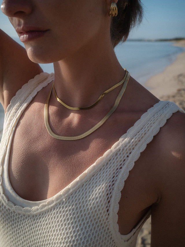 I'lalo Kette in 14K vergoldetem Edelstahl am Hals getragen, strahlt pure Eleganz und authentischen Island-Spirit aus.