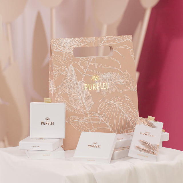 PURELEI Verpackung in sanften Farben, elegant und tropisch inspiriert.