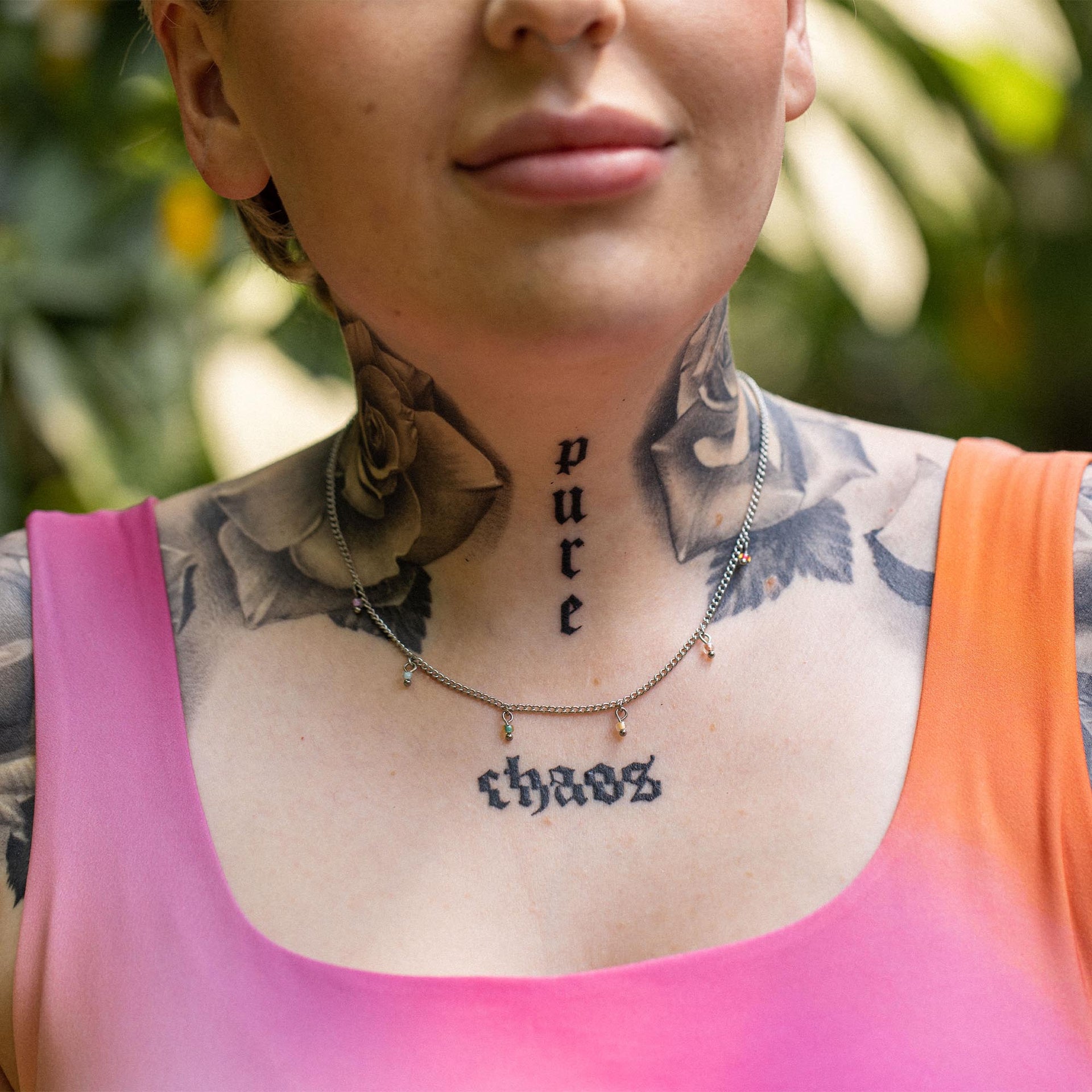 Silberne Kette mit Anhängern, getragen in tropischer Umgebung, PURELEI inspiriert.