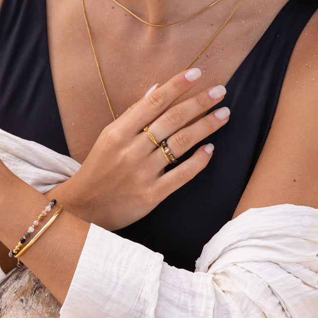 Anxiety Mahina Club Mokupuni Ring aus 18K Gold mit Natursteinperlen, PURELEI, elegante Island-Spirit Ästhetik.