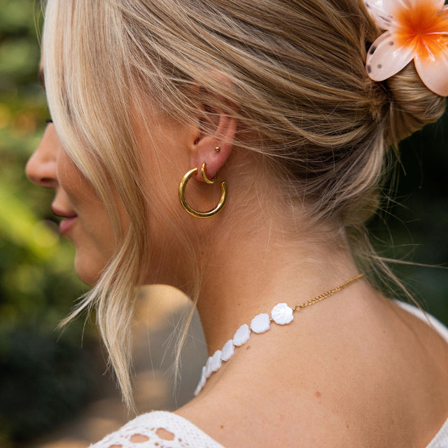 PURELEI Kumu O Creolen in 18K Gold, elegant getragen im warmen Naturlicht, zeitlos und feminin im Insel-Style.