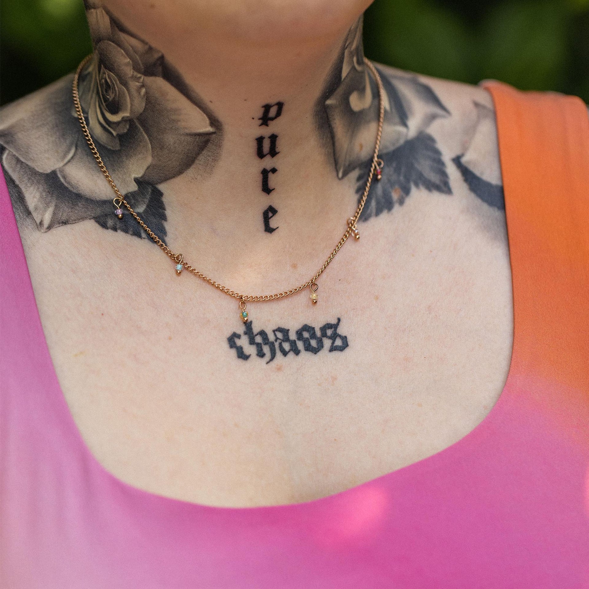 Roségoldene Kette mit Anhängern, getragen auf nackter Haut, strahlt pure Eleganz aus – PURELEI.