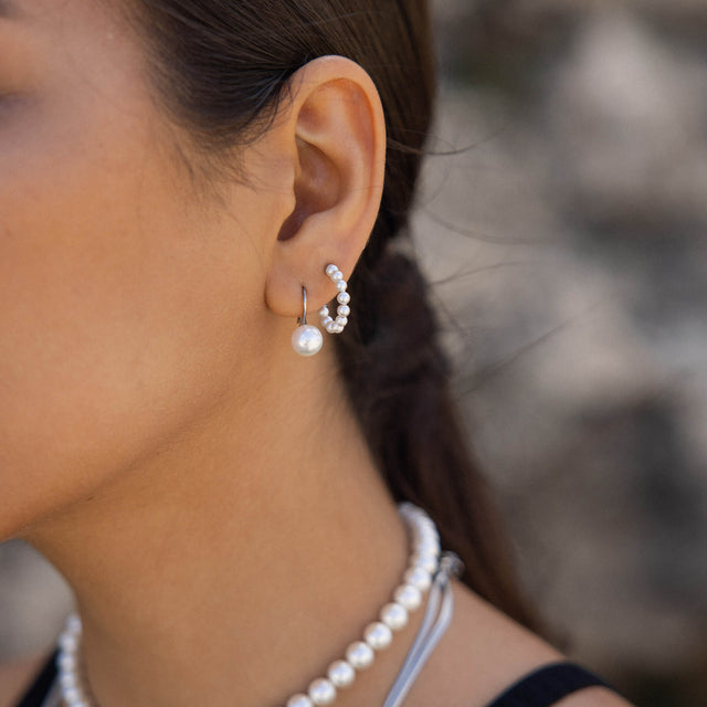 Silberne Creolen mit weißen Perlen, elegant und feminin, inspiriert von PURELEI.