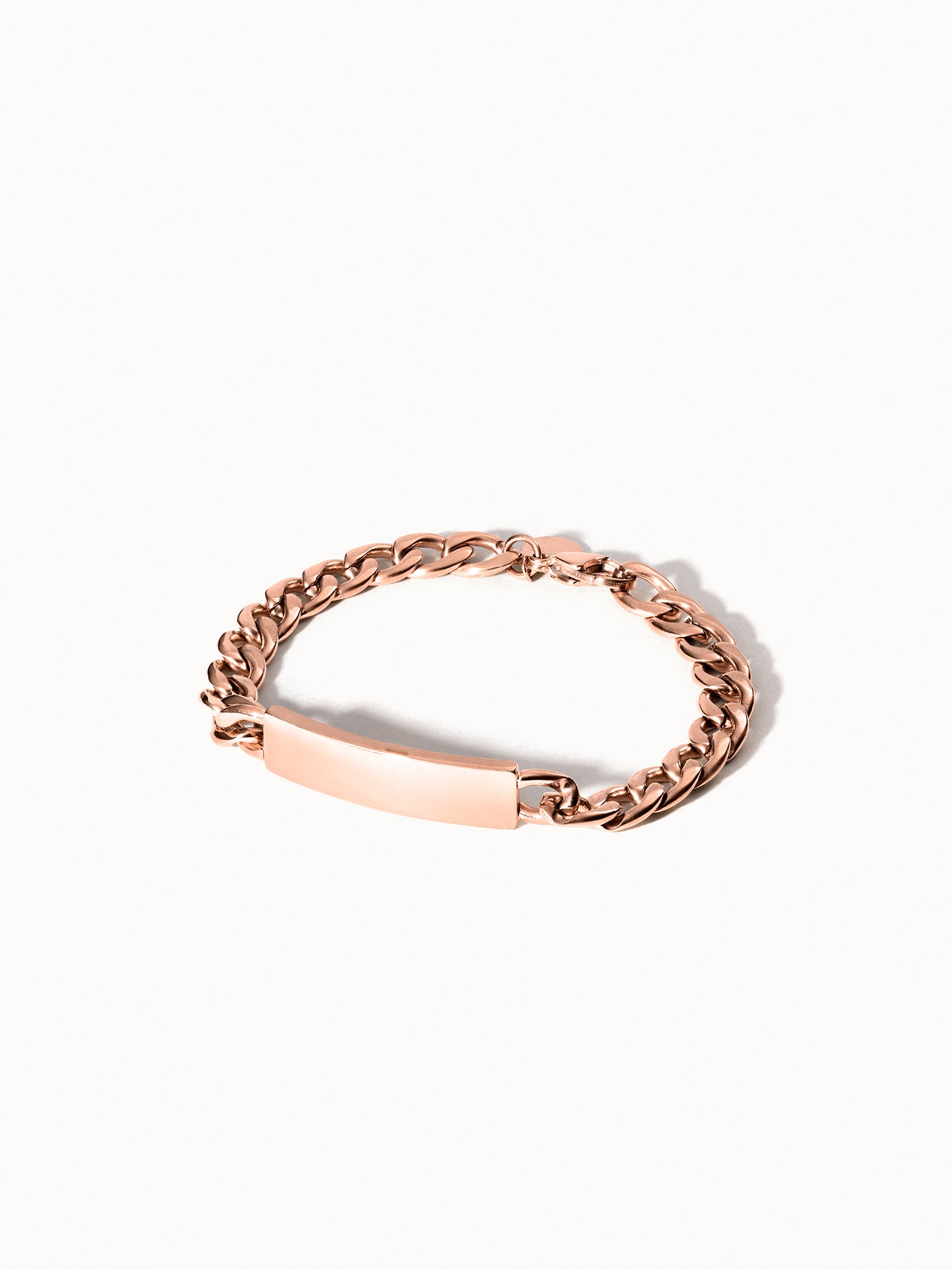 Coco Pärchen Armband Rosévergoldet mit gravierbarem Element auf hellem Hintergrund, PURELEI Elegant.