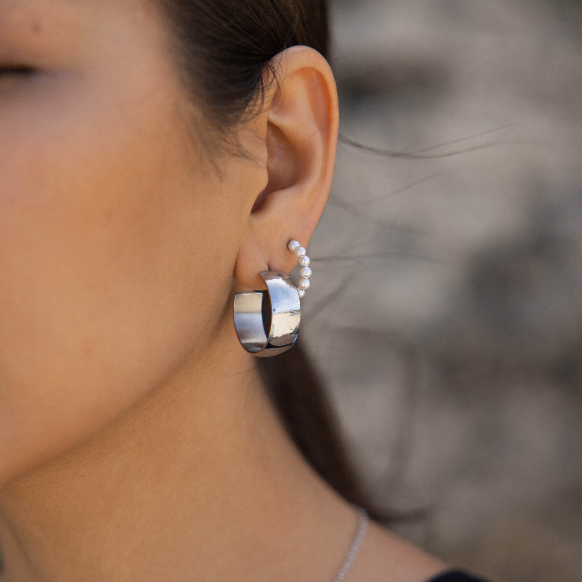 Silberne Creolen mit glänzender Oberfläche, PURELEI, elegant und modern.