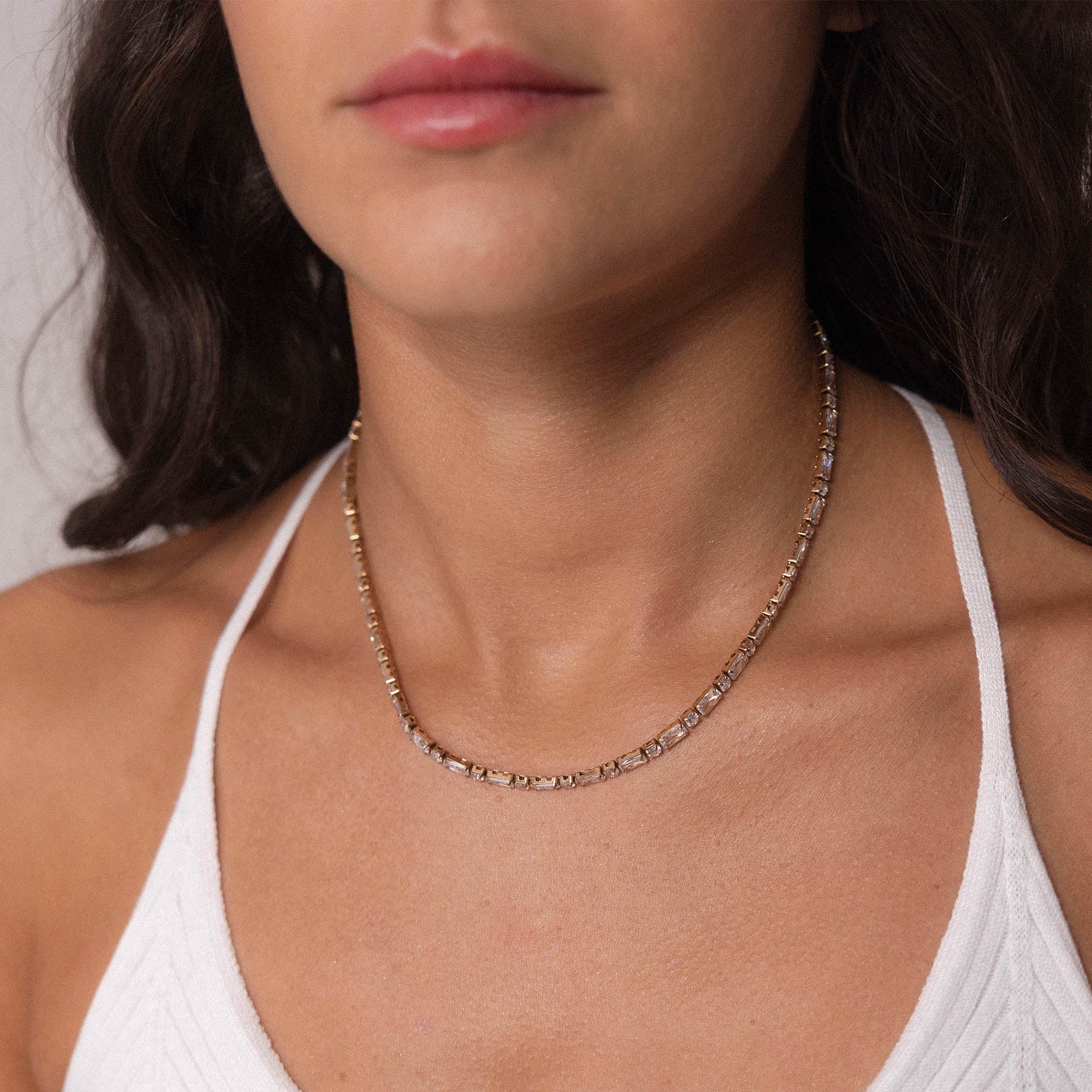 Roségoldene Kette mit klaren Details, getragen in eleganter Atmosphäre – PURELEI.