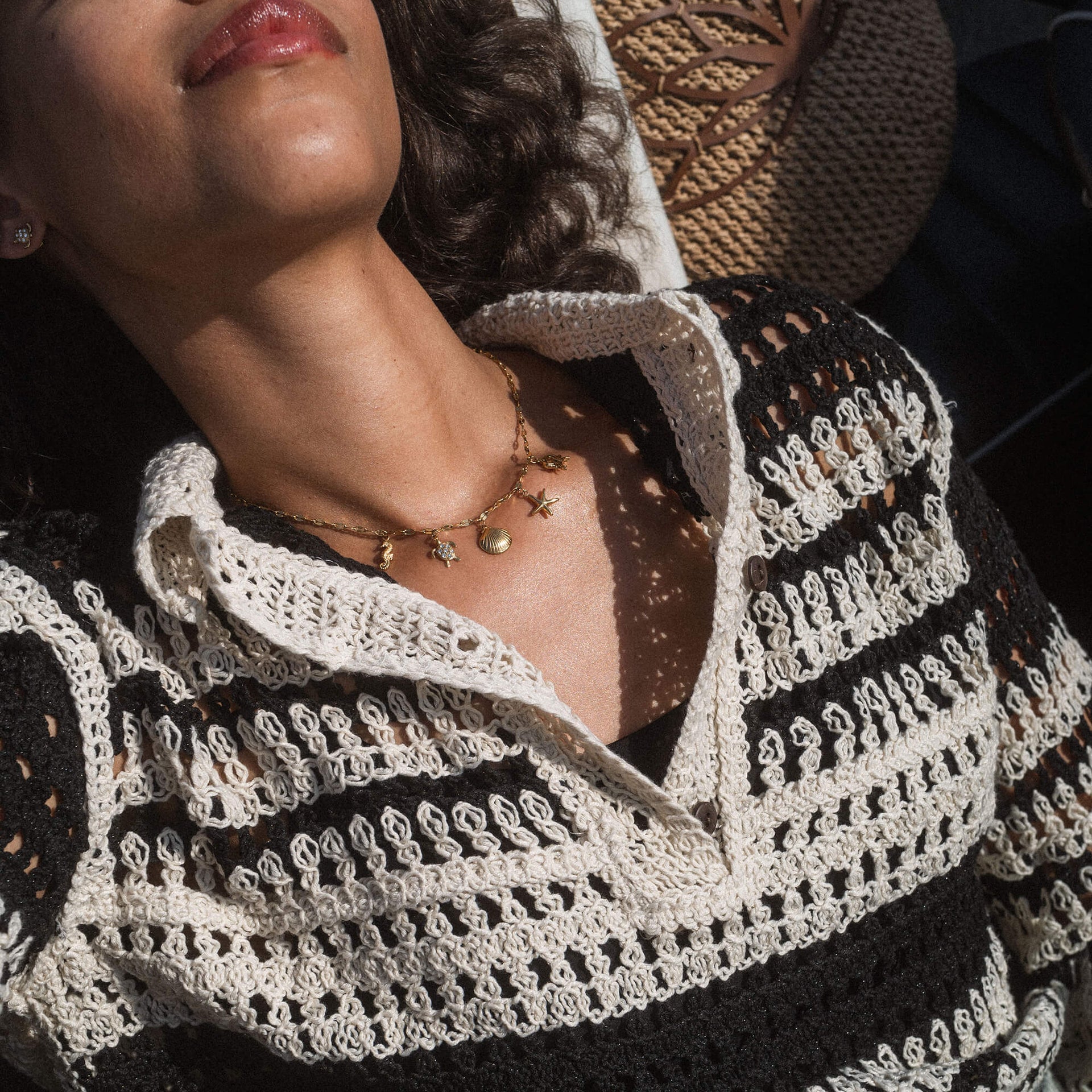 Goldene Kette mit Sternen und Mond, getragen mit lässigem, gestreiften Oberteil – PURELEI.