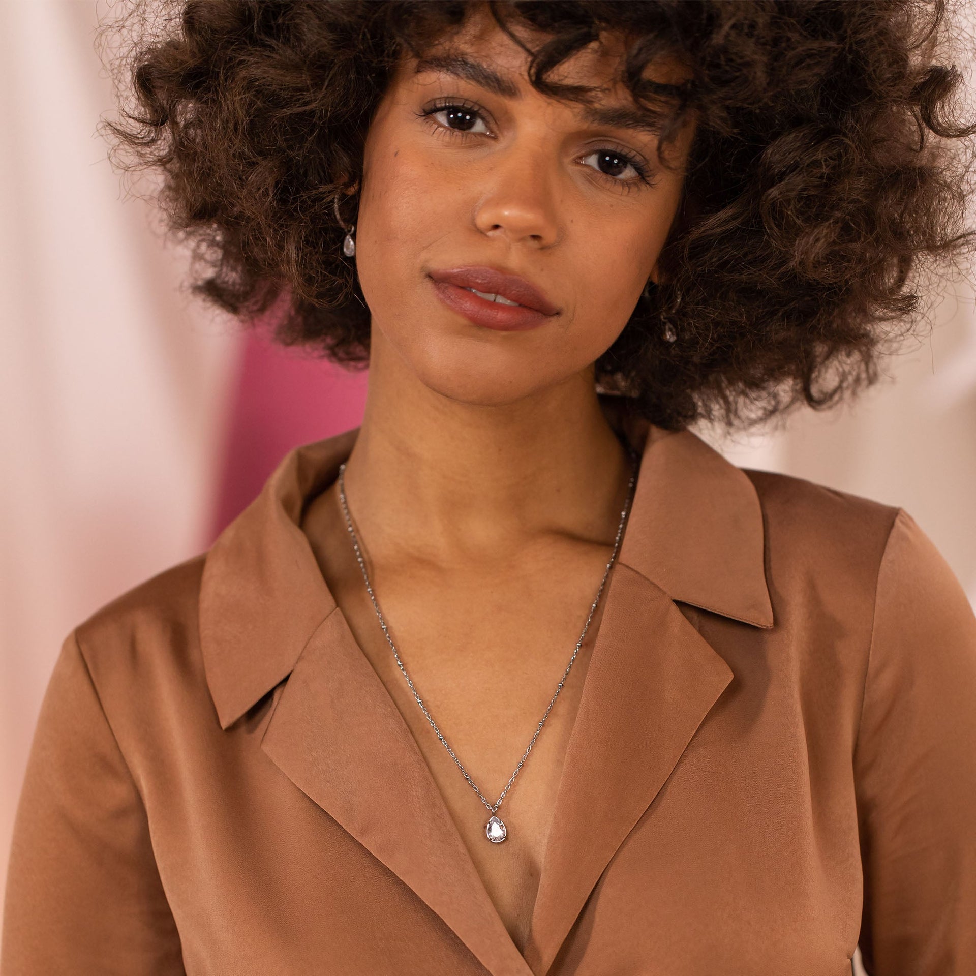 Elegante PURELEI Kette mit tropfenförmigem Anhänger, silberfarben, getragen in sanfter Lichtstimmung.