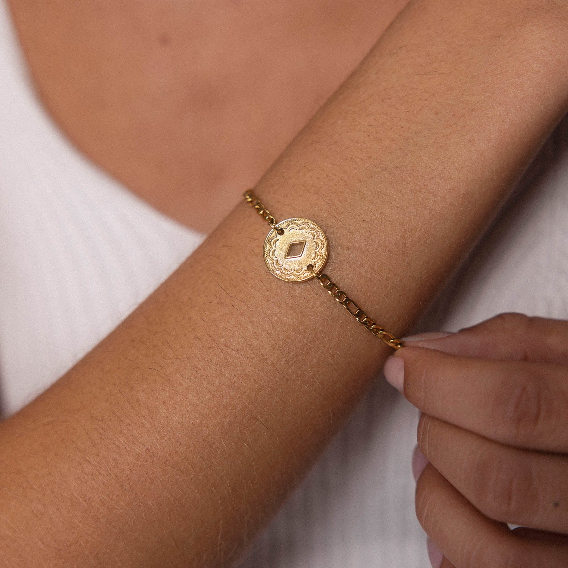 Filigranes Lolani Armband aus 18K Gold mit hawaiianischem Coin, am Handgelenk getragen, PURELEI Eleganz.