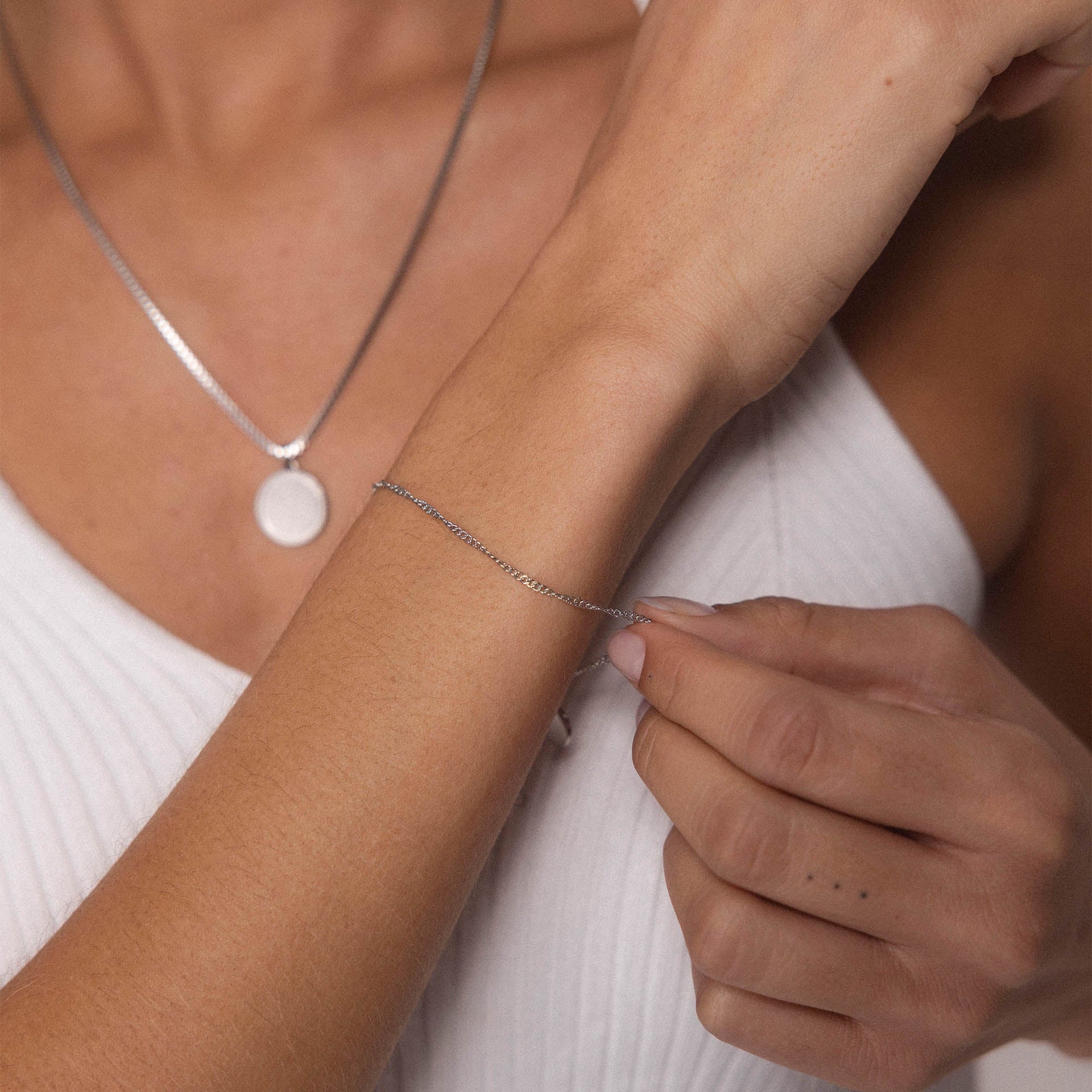 PURELEI Kaula Armband aus nickelfreiem Silber, feines, gedrehtes Design am Handgelenk getragen, elegant und zeitlos.