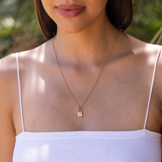 PURELEI Padlock Charm Kette aus 18K vergoldetem Edelstahl, elegant am Hals getragen, feminin und zeitlos.