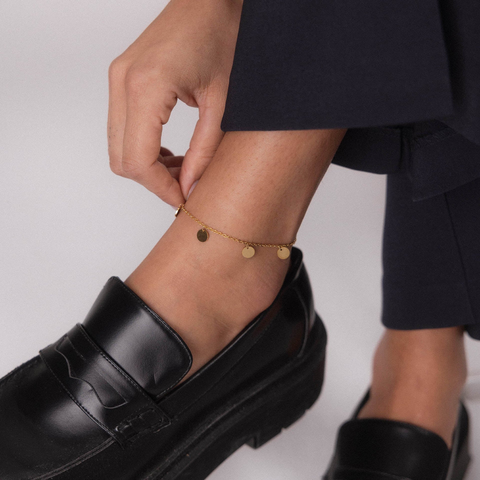 PURELEI Kalea Fußkettchen in Gold mit fünf spiegelnden Anhängern, elegant am Knöchel getragen, feminin und stilvoll