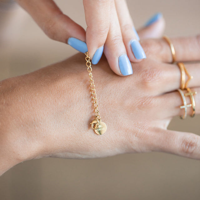 Extender Universal Kette aus goldvergoldetem Edelstahl, elegant am Handgelenk getragen, pure feminine Leichtigkeit von PURELEI