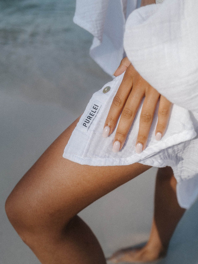 Weiße, leichte Breeze Bluse aus Musselin mit PURELEI Stickerei, luftig und elegant, inspiriert von Aloha-Spirit.