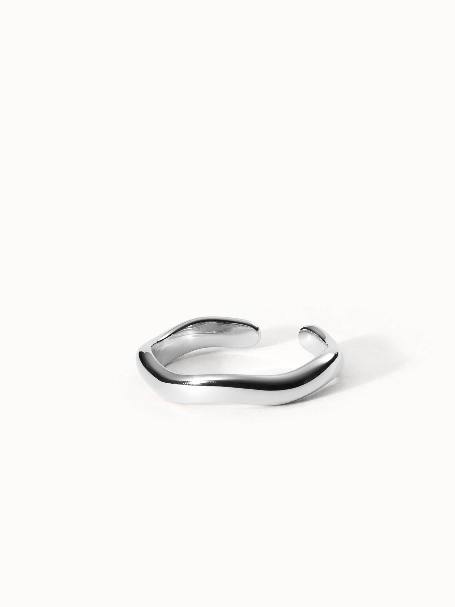 Silberner Ring mit geschwungener Form von PURELEI, modern und elegant.