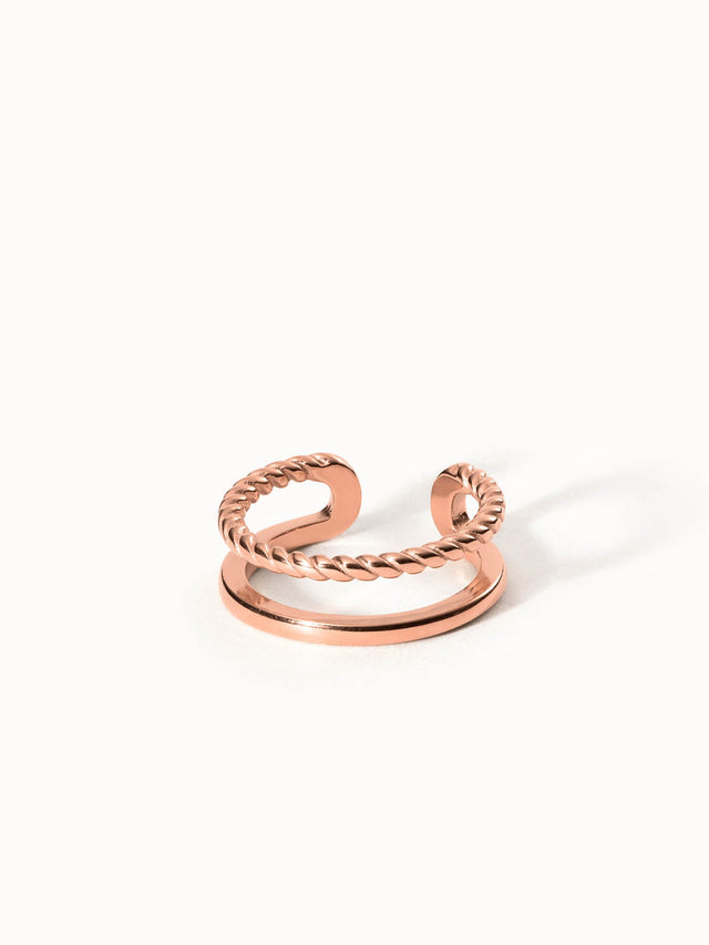 Roségoldenes Ringdesign mit gedrehter Struktur von PURELEI, elegant und modern.