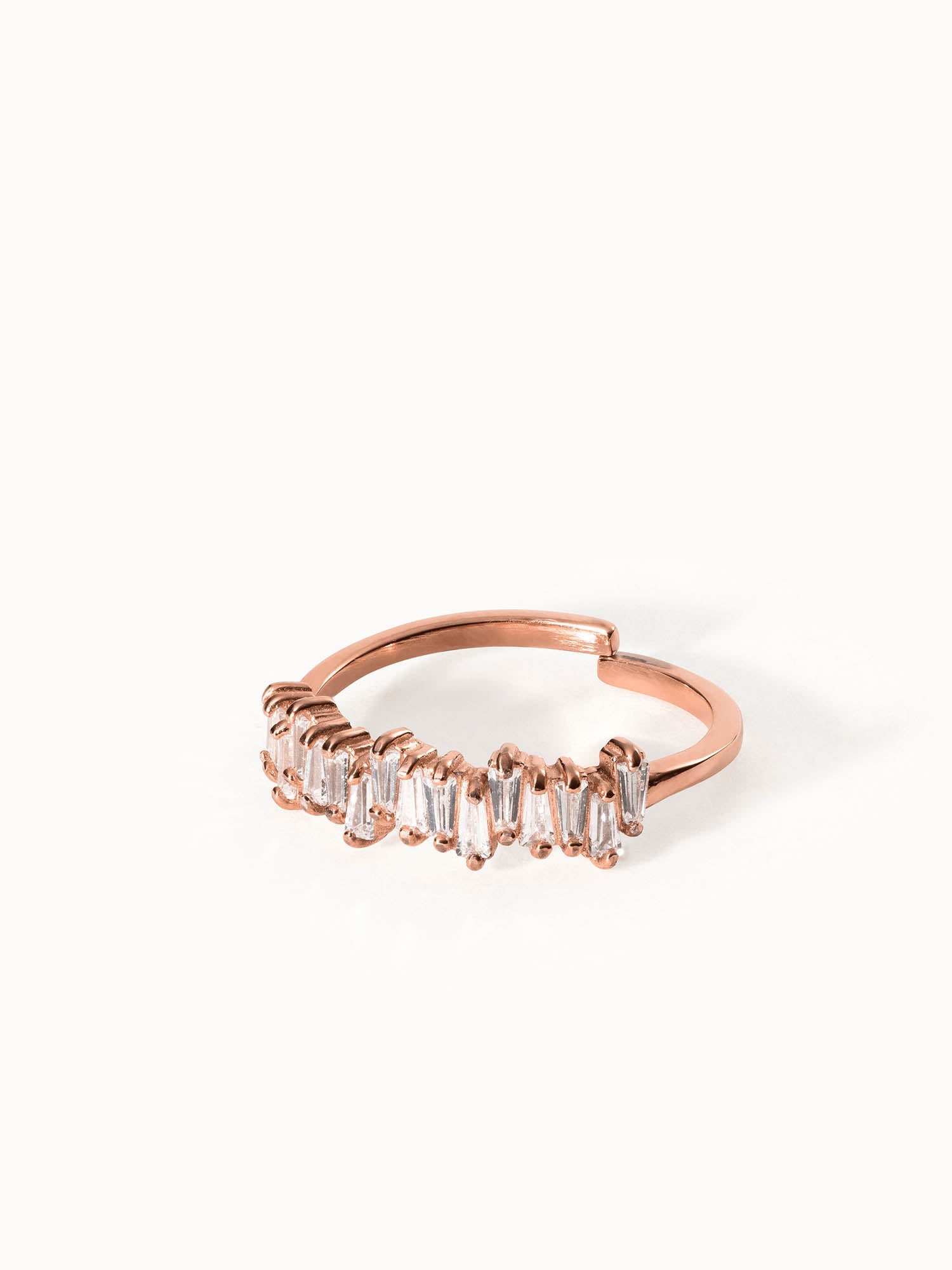 Roségoldener Ring mit klaren, länglichen Steinen von PURELEI, elegant und feminin.