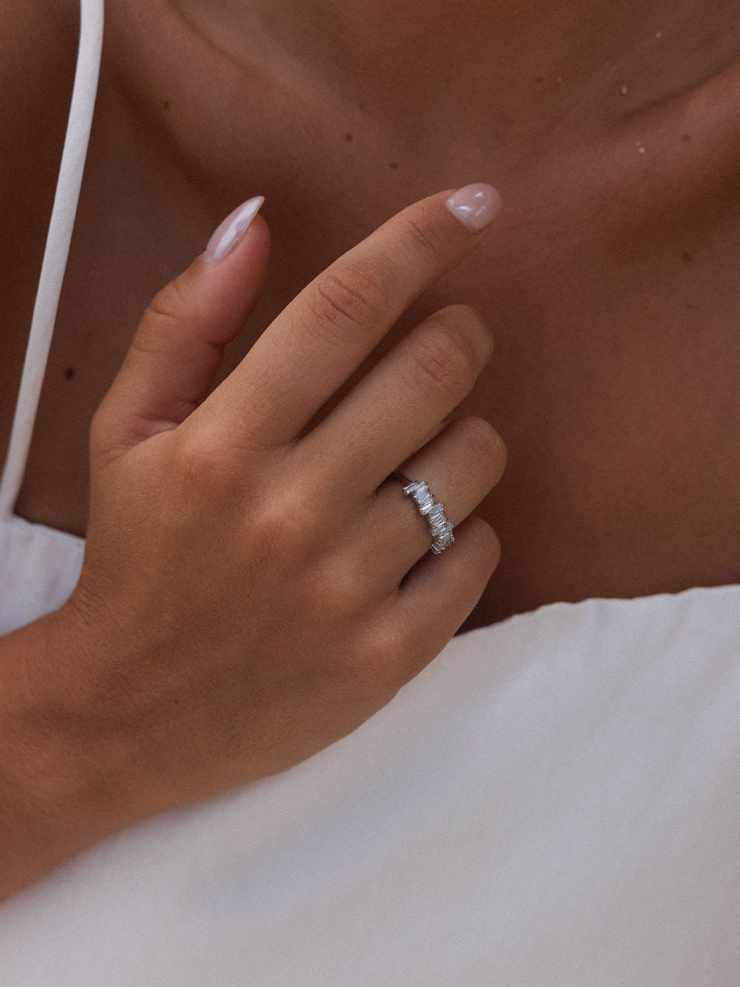 Eleganter Ring aus Silber mit funkelnden Details, getragen an zartem Handgelenk, PURELEI.