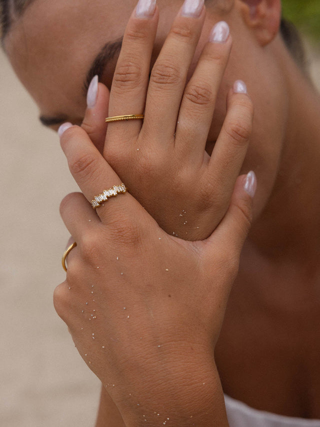 Zarte Ringe aus Roségold, elegant am Handgelenk, PURELEI inspiriert von natürlicher Schönheit.