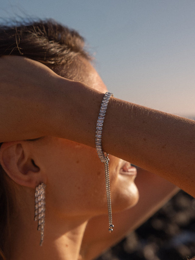 Silbernes Armband mit funkelnden Elementen, getragen im Sonnenlicht – PURELEI.