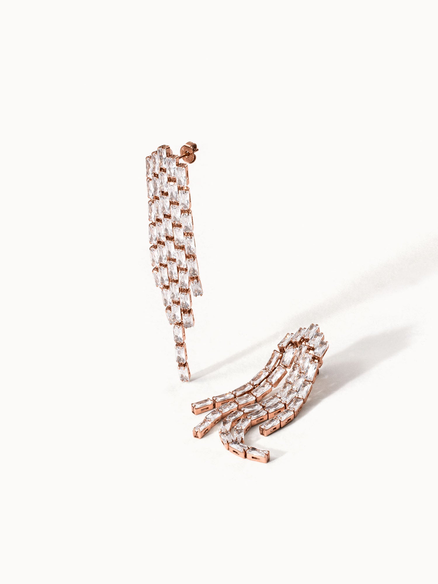 Roségoldene Ohrringe mit klaren Steinen, elegant und funkelnd, von PURELEI.
