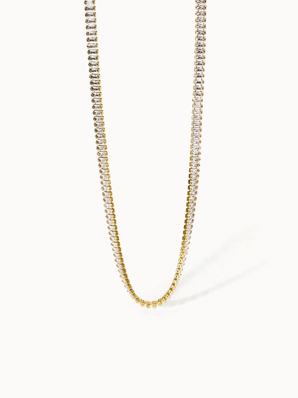 Goldene Kette mit funkelnden Kristallen, elegant und zeitlos, von PURELEI.