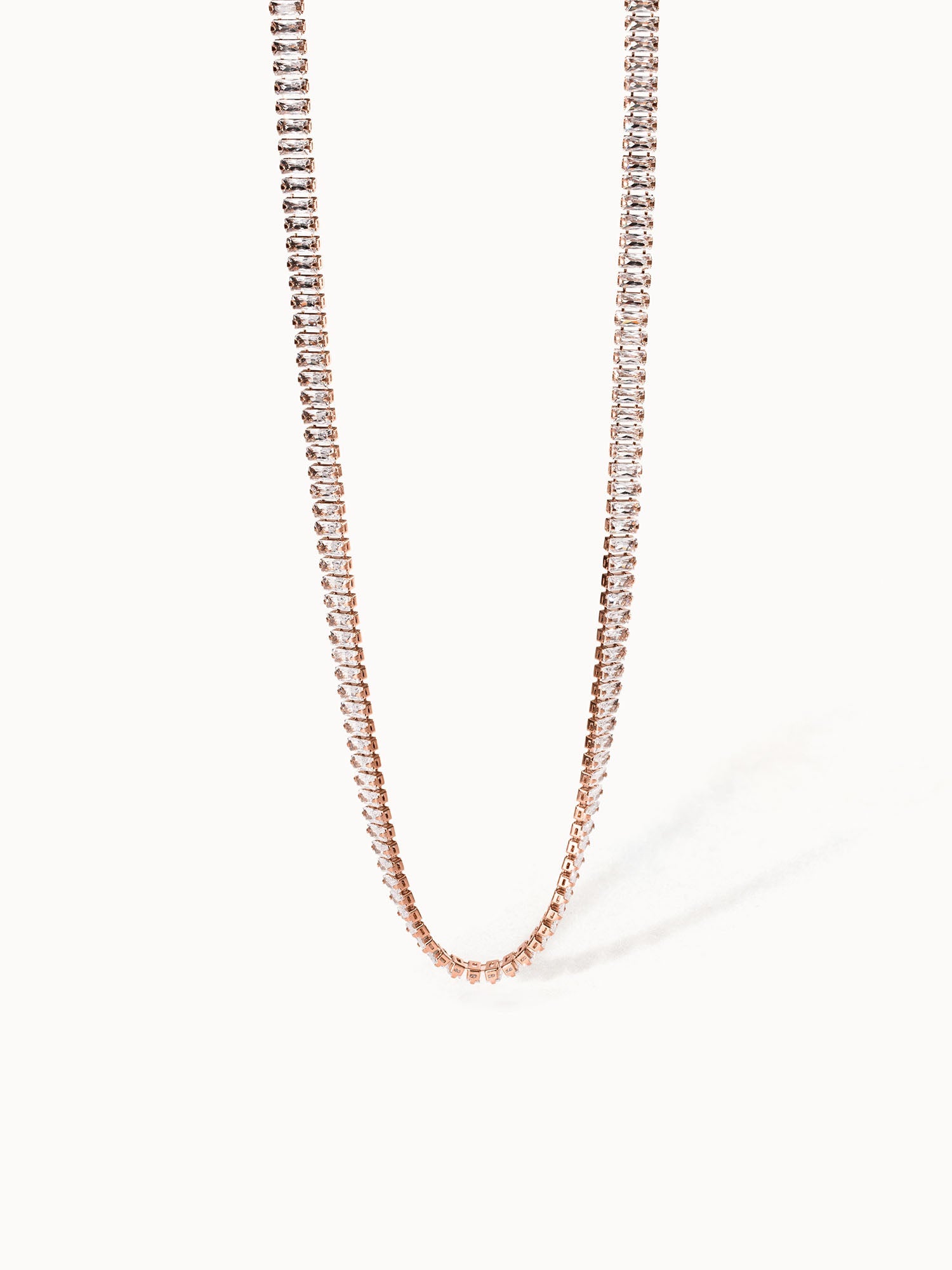 Roségoldene Kette mit funkelnden Steinen, elegant und feminin, von PURELEI.