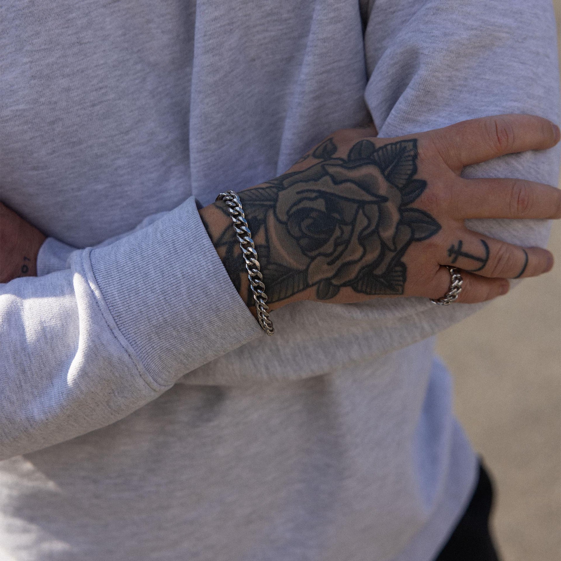 Silbernes Armband aus Edelstahl, lässig am Handgelenk getragen, PURELEI Stil.