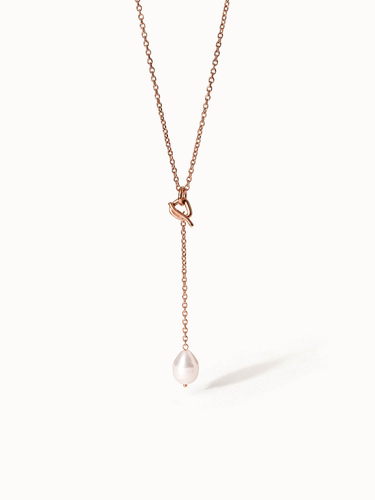 PURELEI Aloha Perlenkette in roségold mit abnehmbarem Muschel-Perlen-Anhänger, elegant und feminin inszeniert.