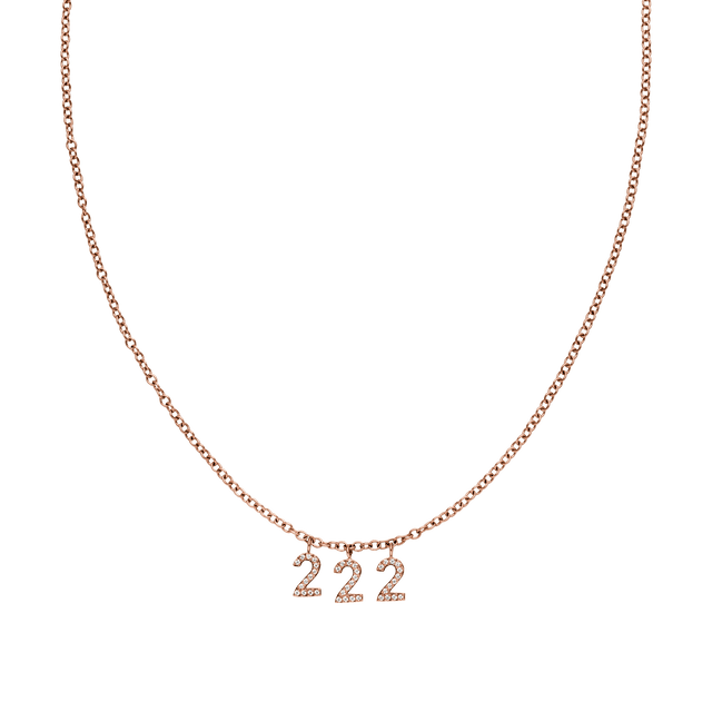 Roségoldene 222 Kette mit Zirkonia besetzten Zahlenanhängern und Ankerkette, elegant und filigran.