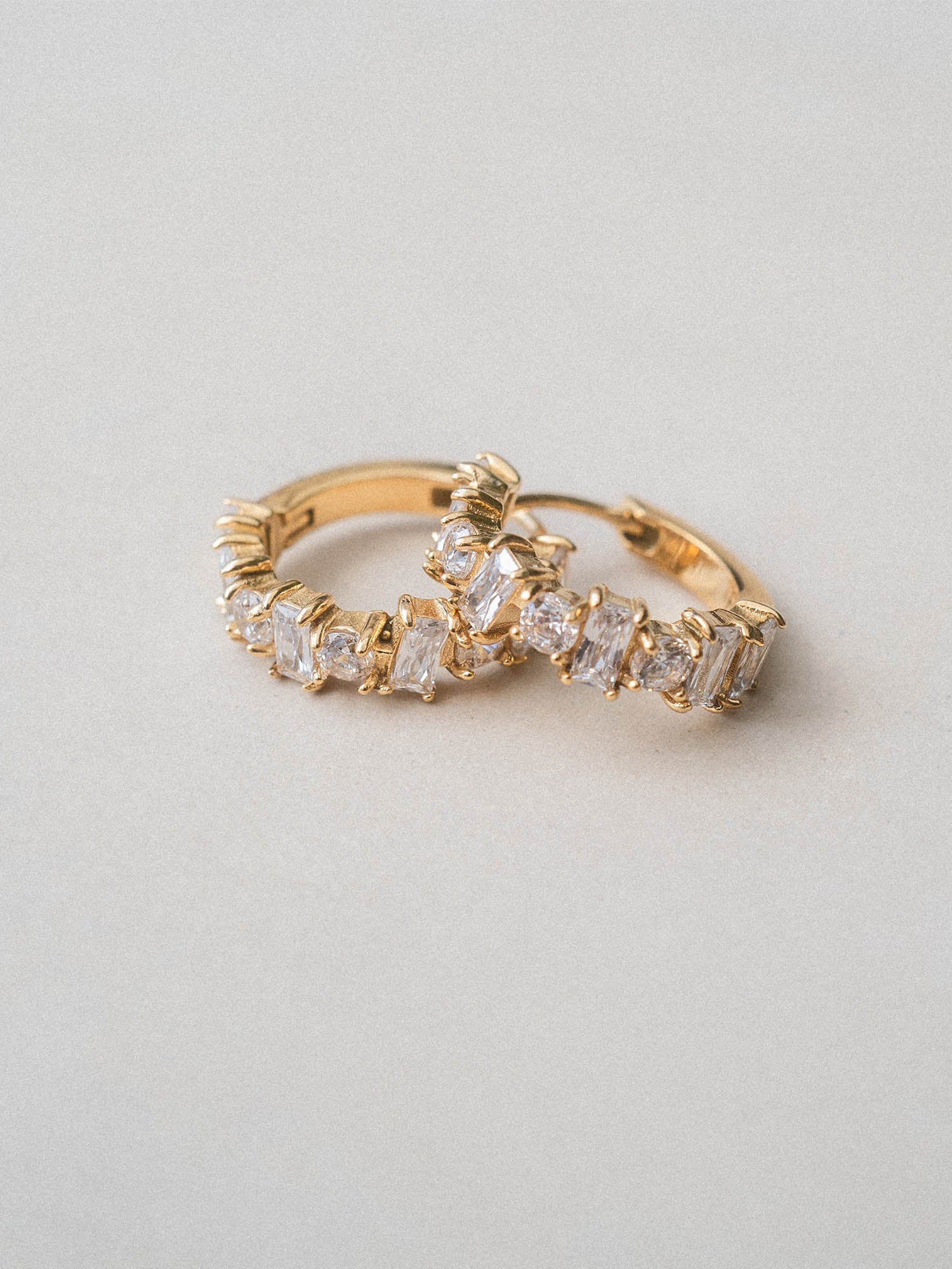 Goldene Creolen mit funkelnden Details, elegant und feminin – PURELEI.