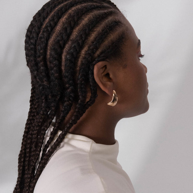 PURELEI Big Drop Ohrringe in glänzendem Gold, tropfenförmig, femininer Statement-Schmuck mit eleganter Ausstrahlung.