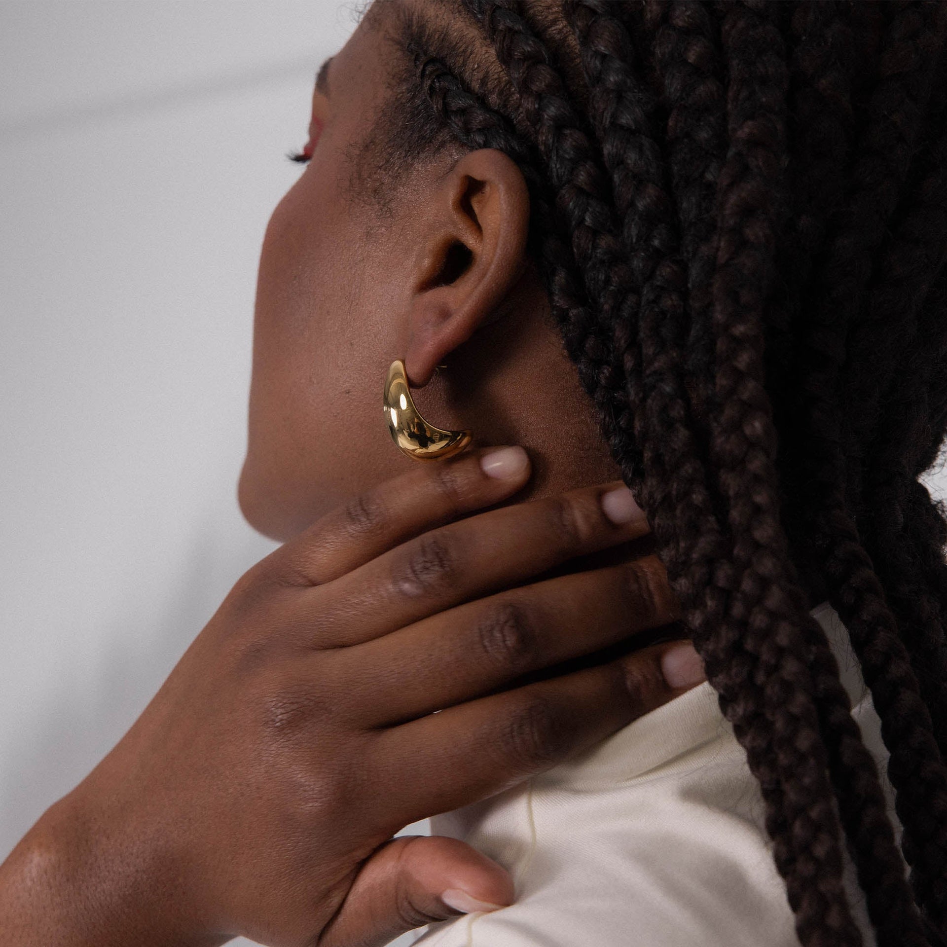 Big Drop Ohrringe aus 14K vergoldetem Edelstahl an Ohrläppchen getragen, elegant und zeitlos von PURELEI.