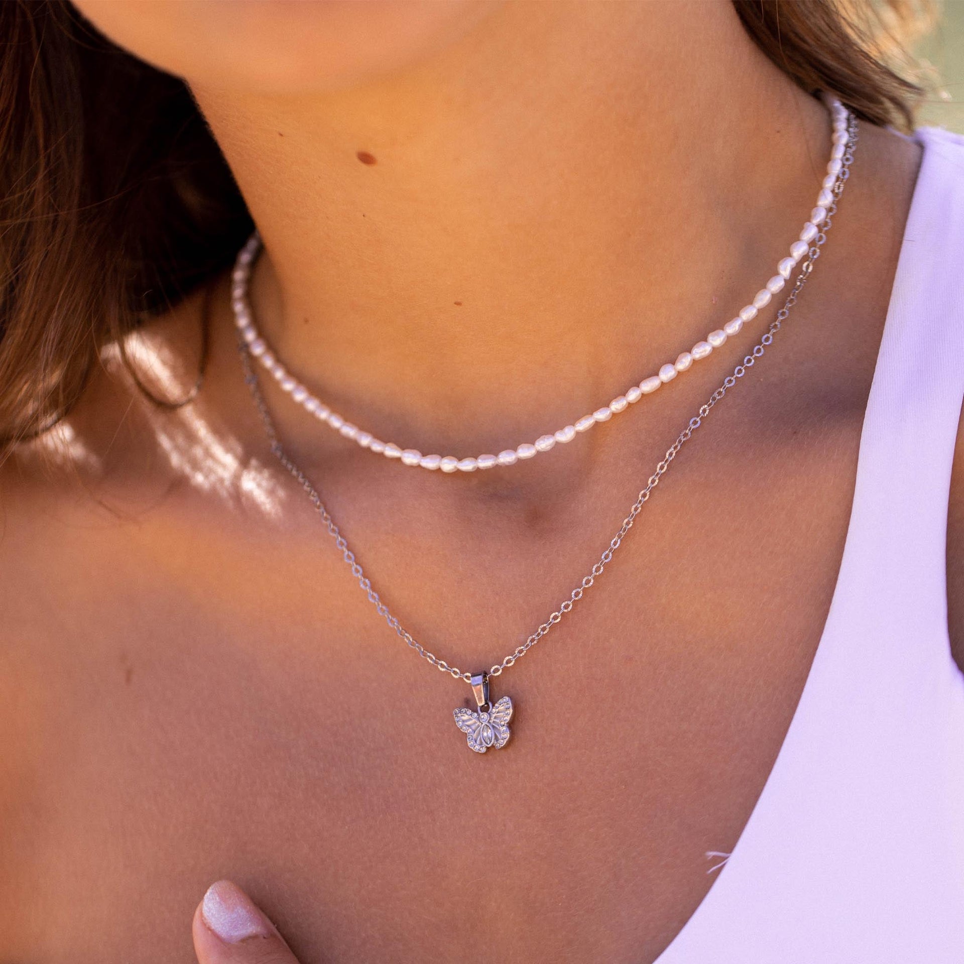 Zarte PURELEI Kette mit Schmetterlingsanhänger und Perlen, elegant und feminin.