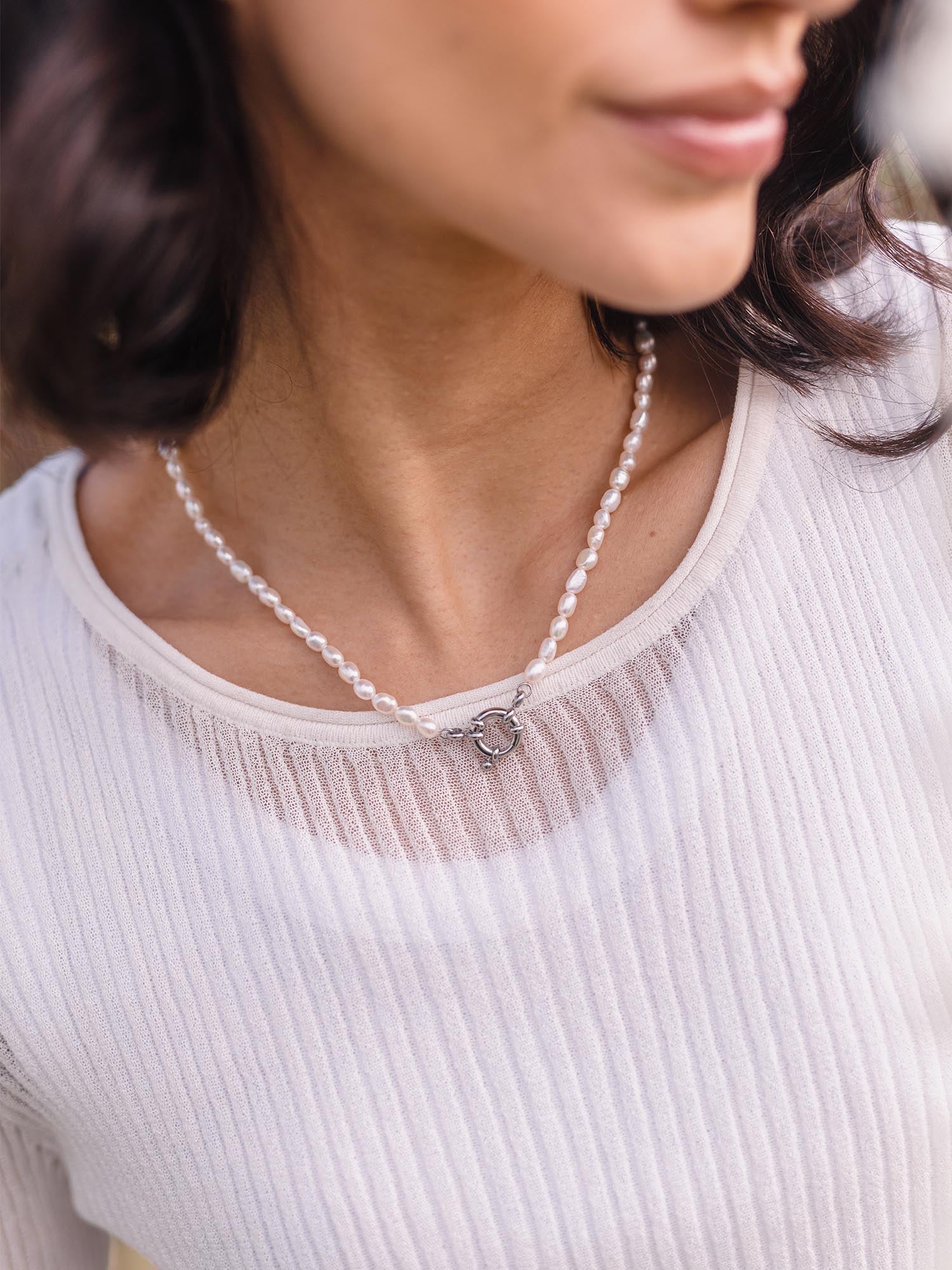 Perlenkette mit silbernem Anhänger, elegant und feminin, getragen von PURELEI.