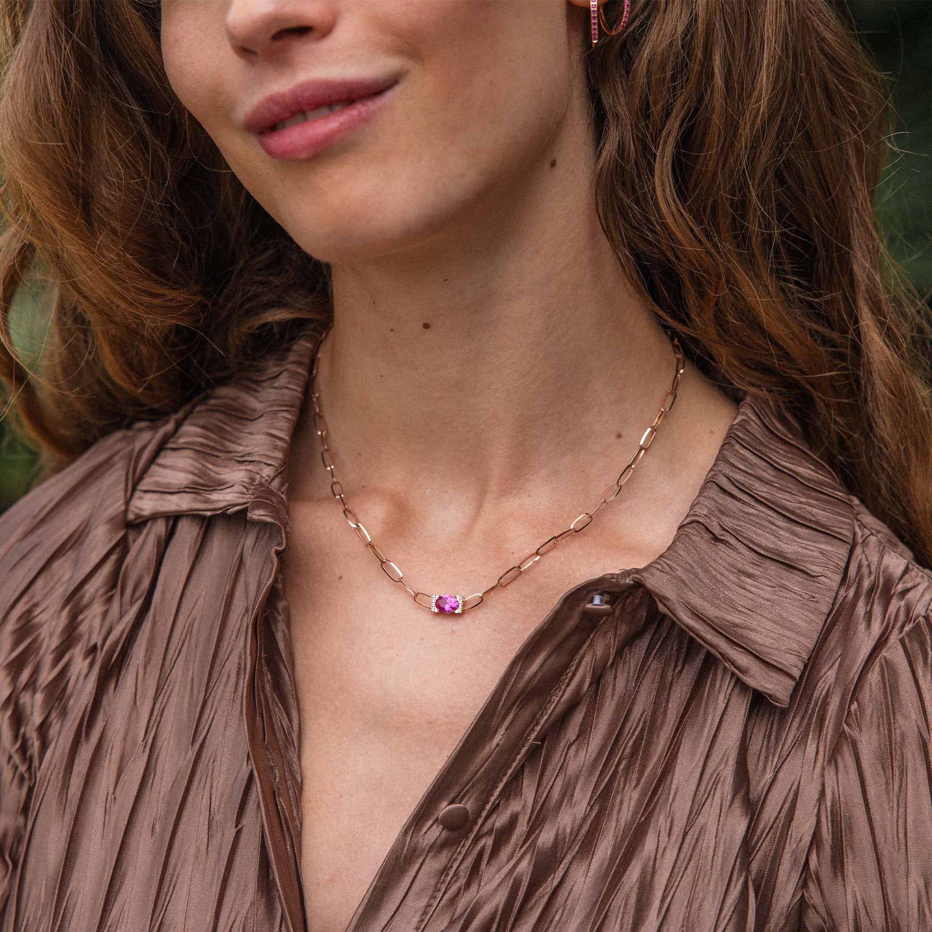 Roségoldene Kette mit ovalen Gliedern, getragen mit eleganter Bluse von PURELEI.