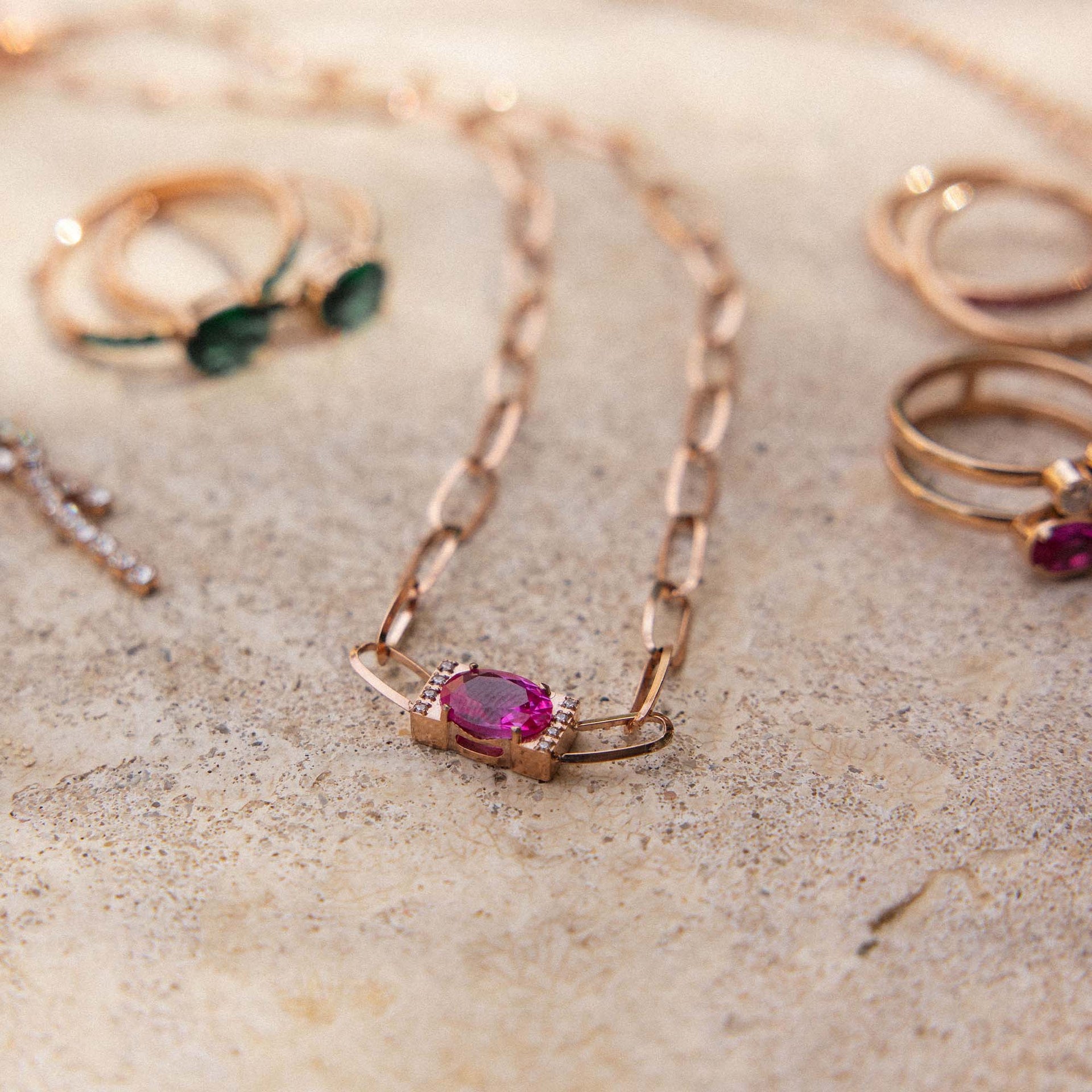 Roségoldene Kette mit funkelndem Anhänger, elegant auf hellem Untergrund, PURELEI.