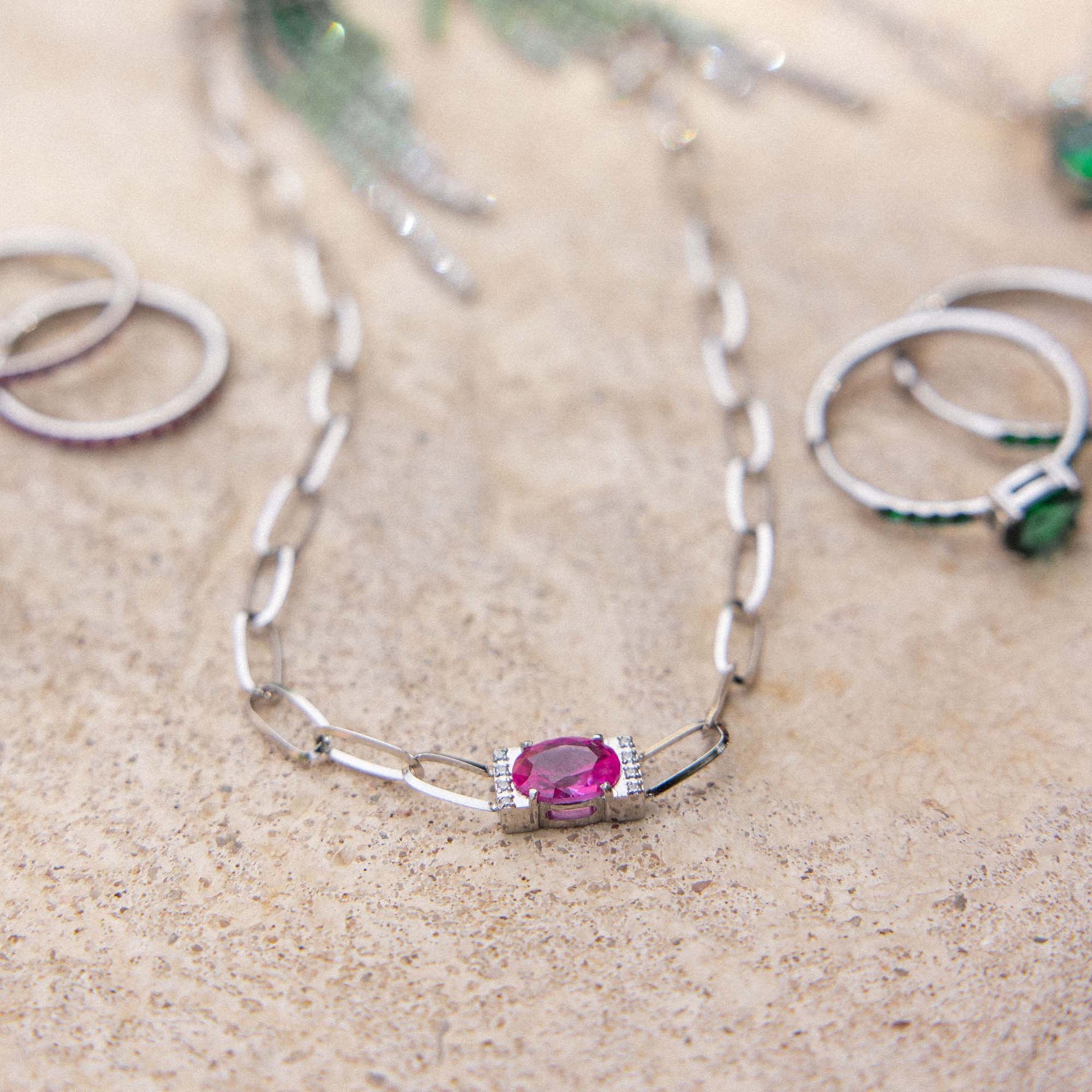 Silberne Kette mit schwarzem Stein und Glitzerdetails von PURELEI auf hellem Untergrund.