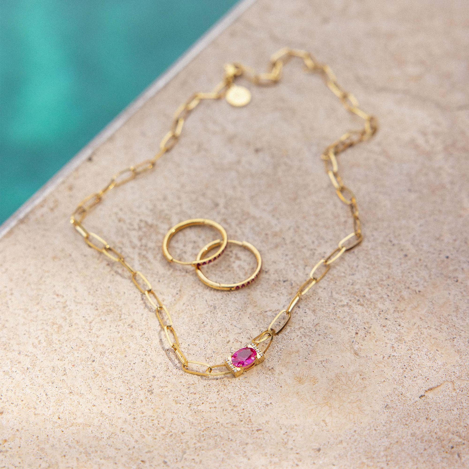 Goldene Kette mit zwei Ringen auf hellem Untergrund, inspiriert von PURELEI.