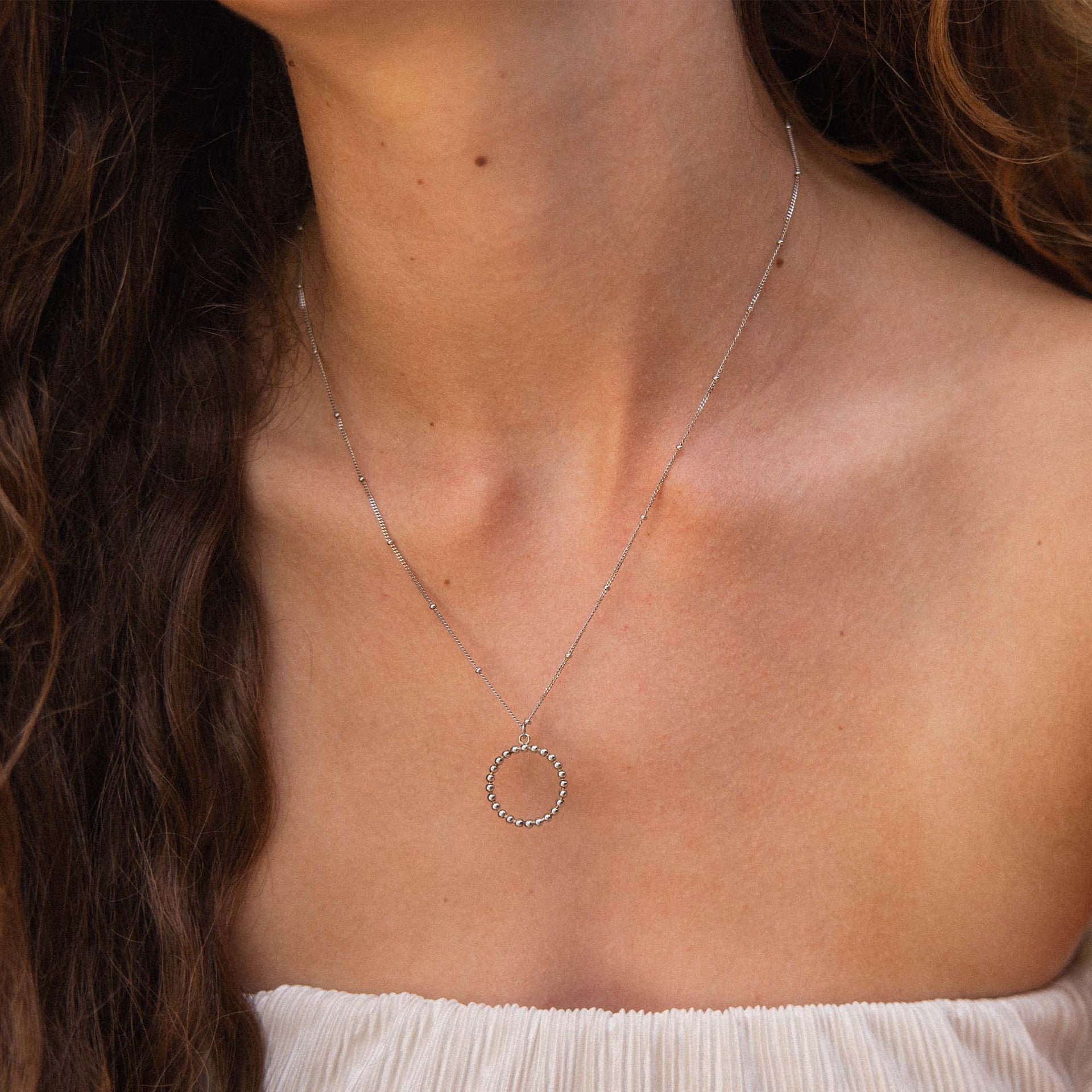 Silberne PURELEI Kette mit kreisförmigem Anhänger, elegant und feminin.