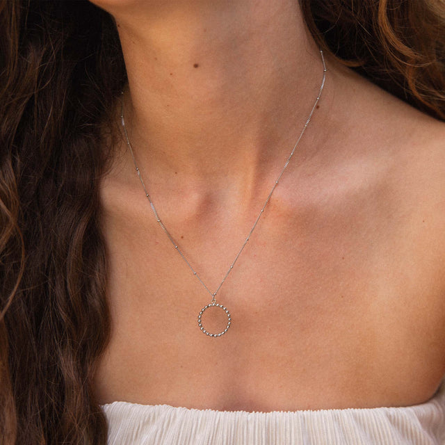 Silberne PURELEI Kette mit kreisförmigem Anhänger, elegant und feminin.