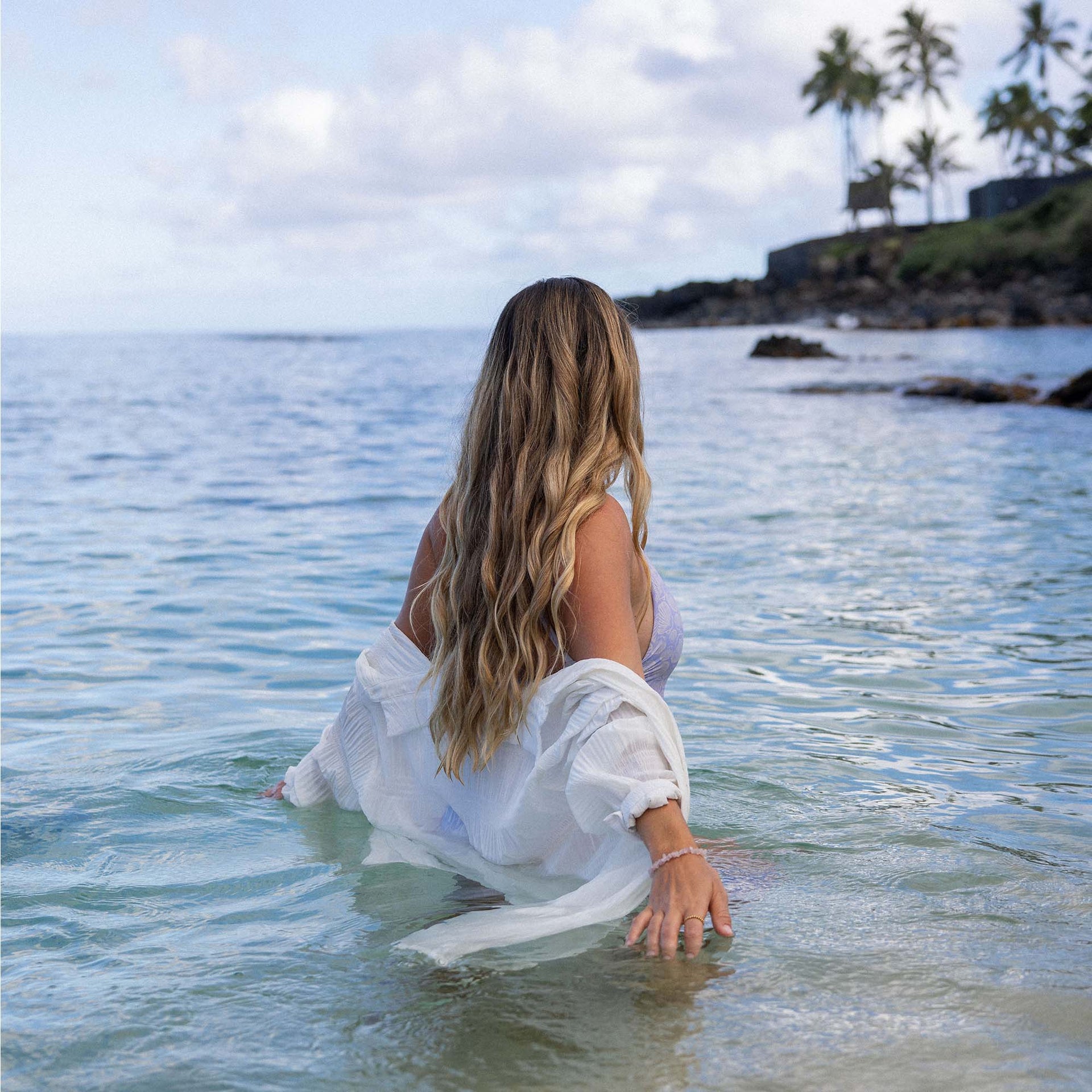 Rosenquarz Armband von PURELEI, zart am Handgelenk, natürliches Steinspiel im Wasser mit island-inspirierter Leichtigkeit