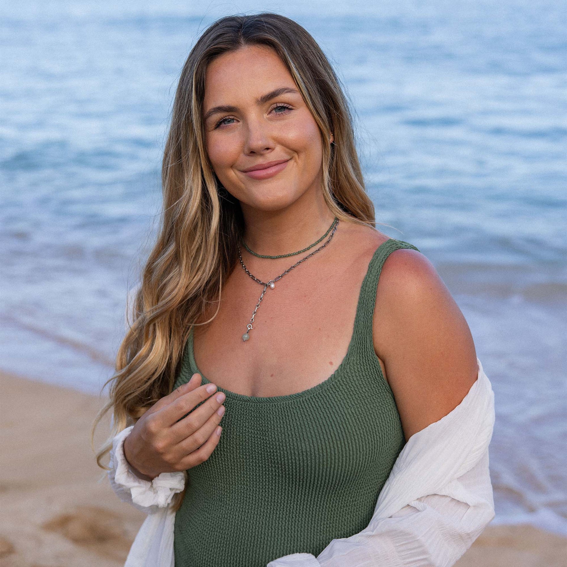 Aventurine Kette aus nickelfreiem Edelstahl mit grünen Perlen, getragen am Strand – PURELEI purer Island-Spirit.