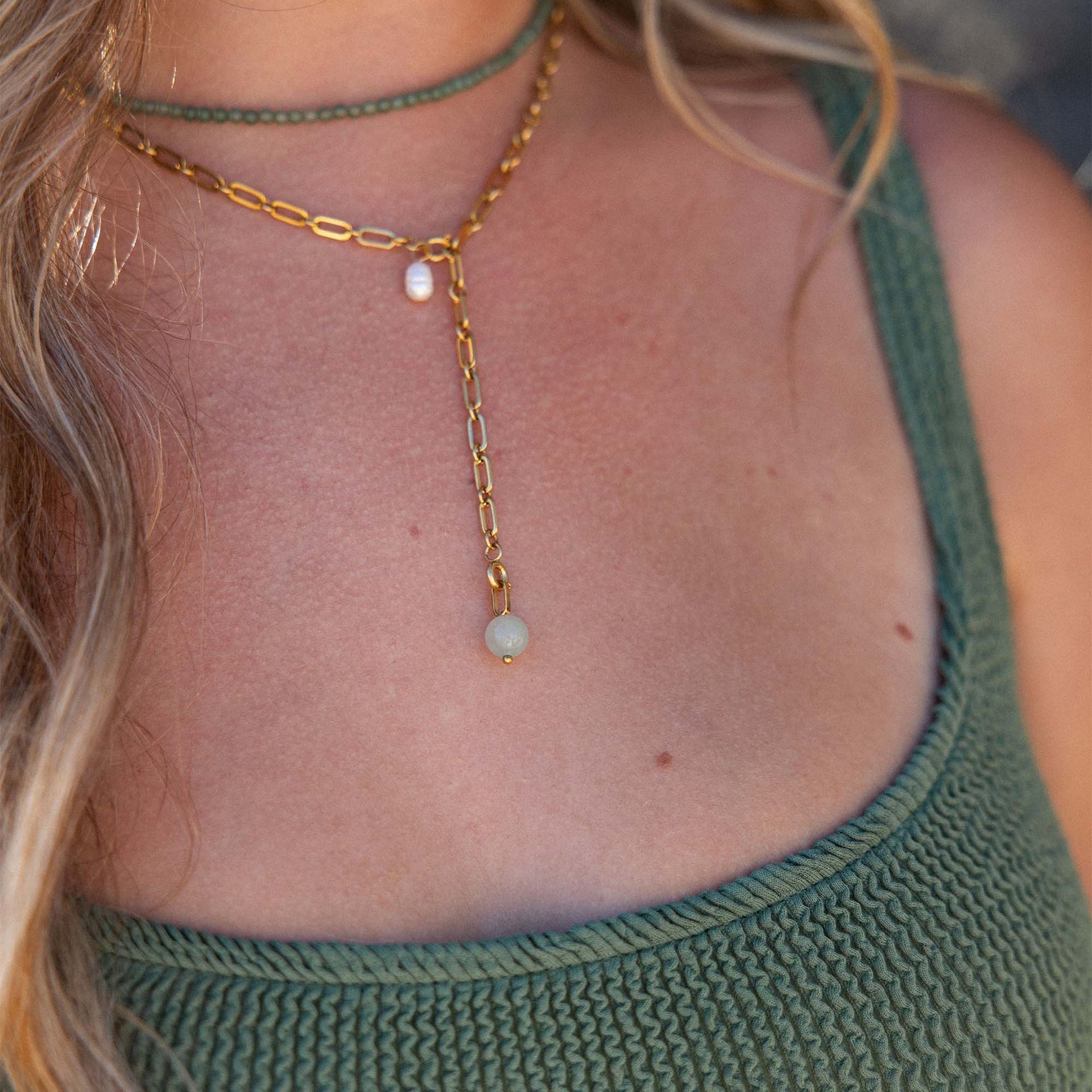 Aventurine Charm von PURELEI mit goldener Kette und Aventurin-Perle, elegant und entspannend, natürlich schön.